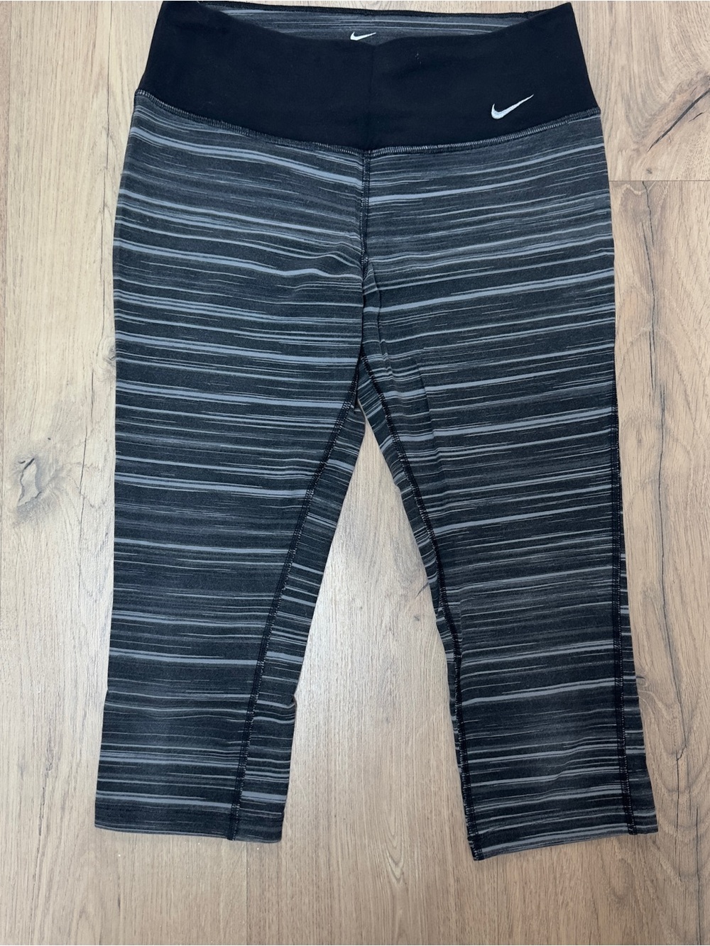 NIKE - WOMEN'S CAPRI PANTS - SIZE SMALL